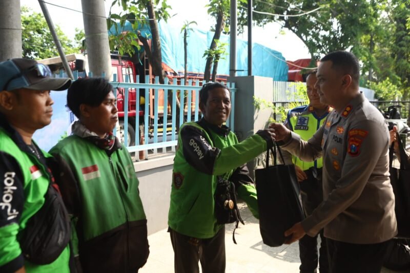 HUT Lalu Lintas ke-71, Polres Tanjung Perak Rangkul Ojol
