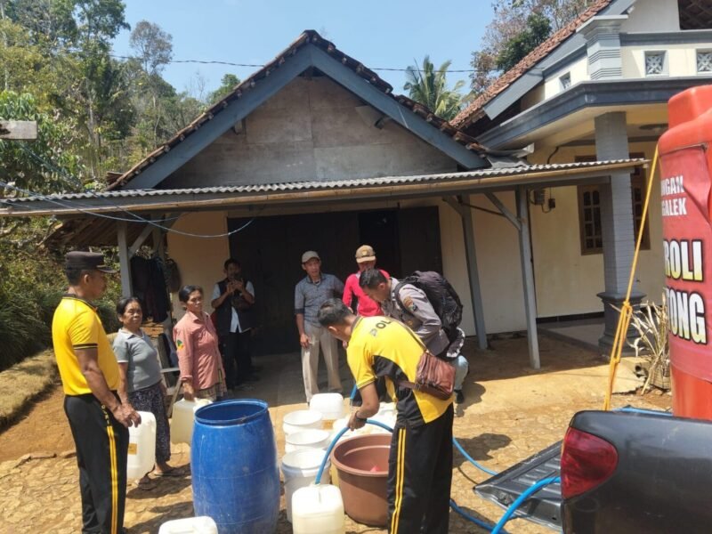 Foto: Personel Polres Trenggalek menyalurkan bantuan air bersih kepada warga di wilayah pelosok melalui program Patroli Gentong dan Patroli Kendil di tengah musim kemarau.