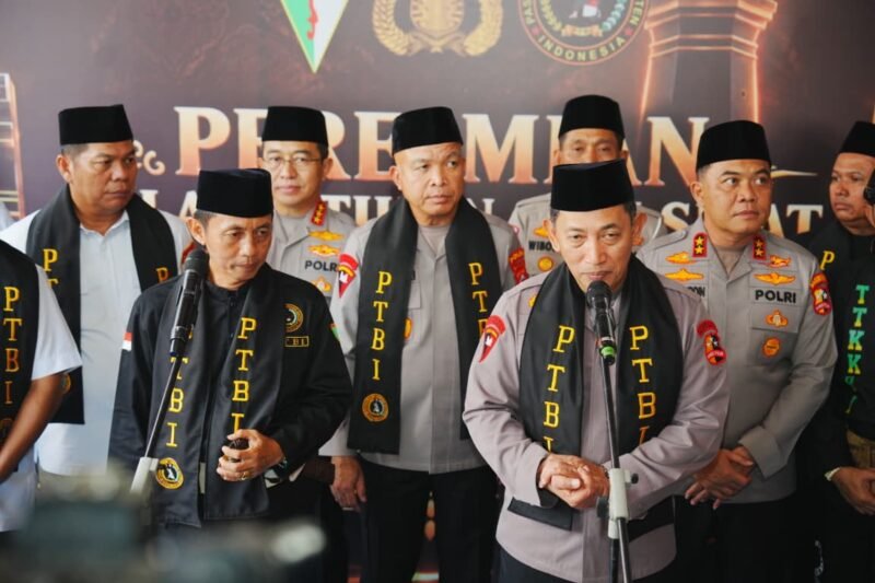 Foto: Kapolri Jenderal Polisi Listyo Sigit Prabowo saat meresmikan Balai Latihan Seni Silat PTBI sekaligus menghadiri Milad ke-3 Pesanggrahan Tjimande Banten Indonesia di Banten.