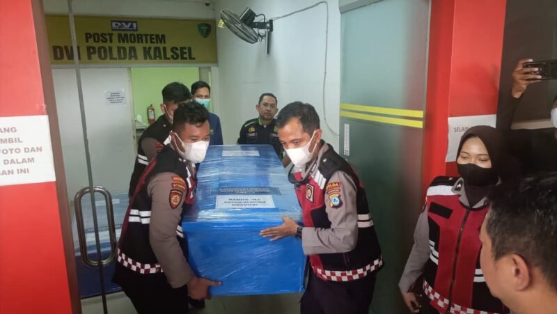 Foto: Tim DVI Polri saat melakukan proses identifikasi korban KM Virgo Transport 8 sebelum jenazah diserahkan kepada keluarga.
