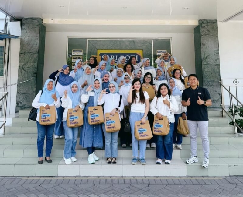 Anggota DWP Rutan Kelas I Surabaya saat mengikuti Factory Visit dan melihat langsung proses produksi Sari Roti di Pasuruan.