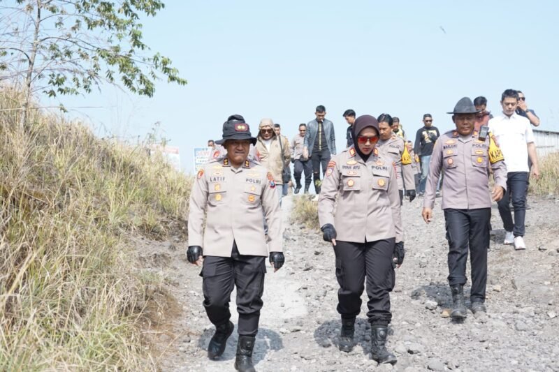 Personel gabungan TNI-Polri, Perhutani, BPBD dan relawan mengikuti apel kesiapsiagaan tanggap bencana untuk mengantisipasi karhutla di lereng Gunung Kelud, Kabupaten Kediri.