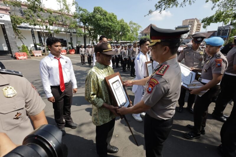 Foto: Kapolrestabes Surabaya menyerahkan penghargaan kepada personel dan masyarakat berprestasi sebagai bentuk apresiasi atas dedikasi dan kontribusi dalam menjaga keamanan serta memberikan pelayanan kepada masyarakat.
