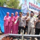 Personel Polres Pasuruan bersama masyarakat saat pembangunan sumur bor untuk membantu memenuhi kebutuhan air bersih warga Randugong di tengah dampak kemarau.