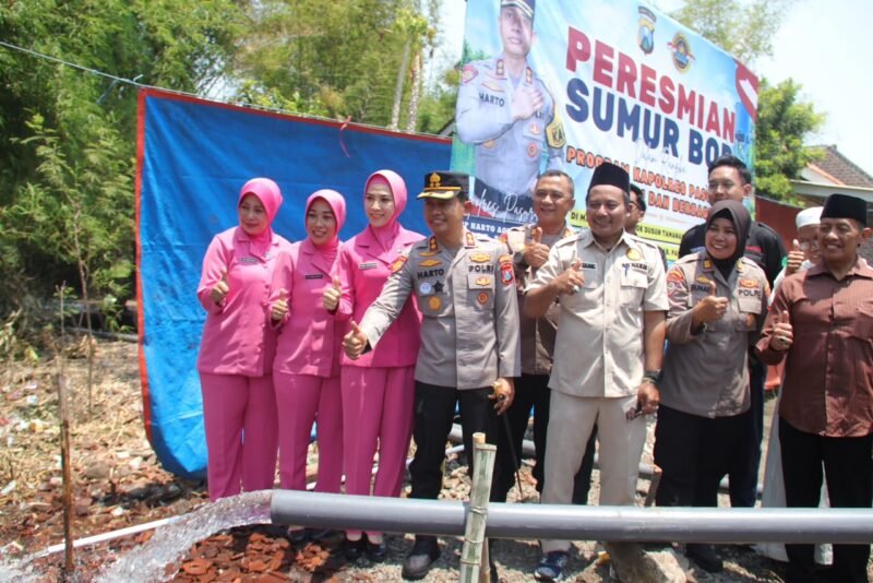 Personel Polres Pasuruan bersama masyarakat saat pembangunan sumur bor untuk membantu memenuhi kebutuhan air bersih warga Randugong di tengah dampak kemarau.