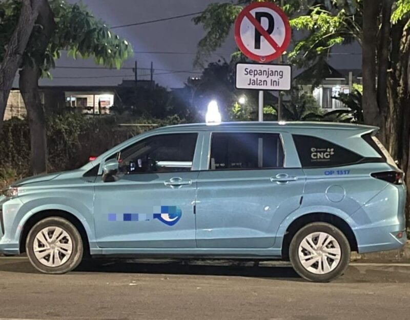Mobil warga yang digembok petugas Dishub Surabaya setelah terparkir di bahu jalan saat akses parkir rumah terbatas akibat hajatan warga.