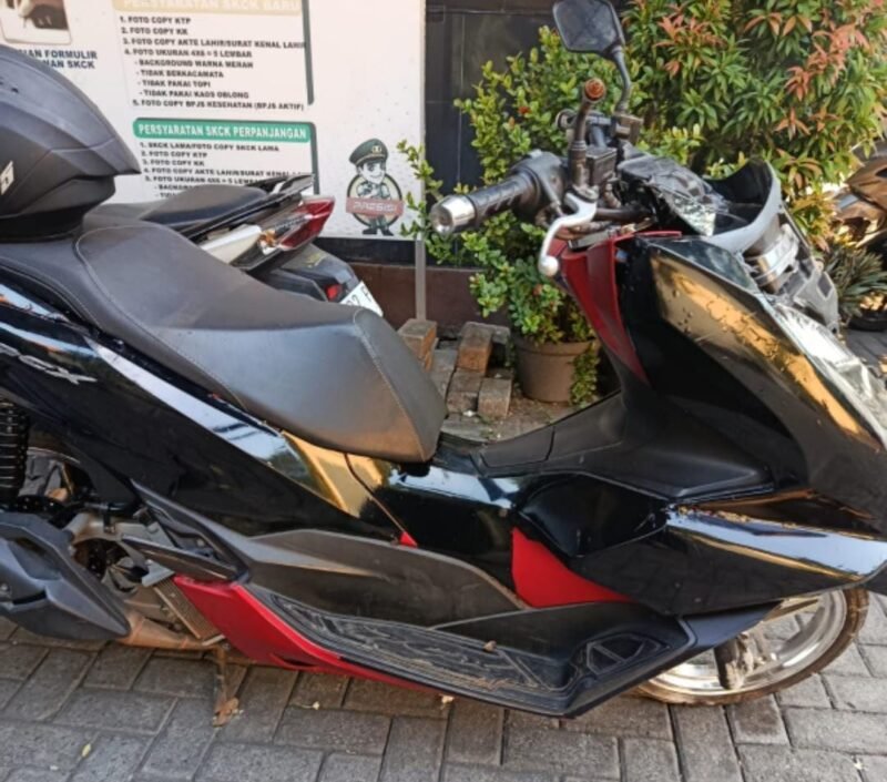 Petugas Polsek Rungkut Polrestabes Surabaya mengamankan tersangka curanmor beserta barang bukti kendaraan dan kunci palsu.
