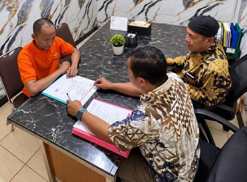 Petugas Rutan Kelas I Surabaya bersama LBH LACAK memberikan layanan konsultasi dan bantuan hukum kepada tahanan.
