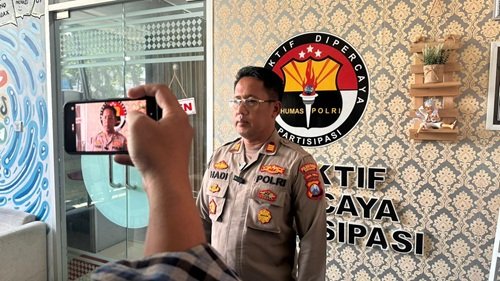  Foto: Sembilan tersangka sindikat penipuan dan pencurian bermodus penukaran kartu ATM diamankan Polrestabes Surabaya.