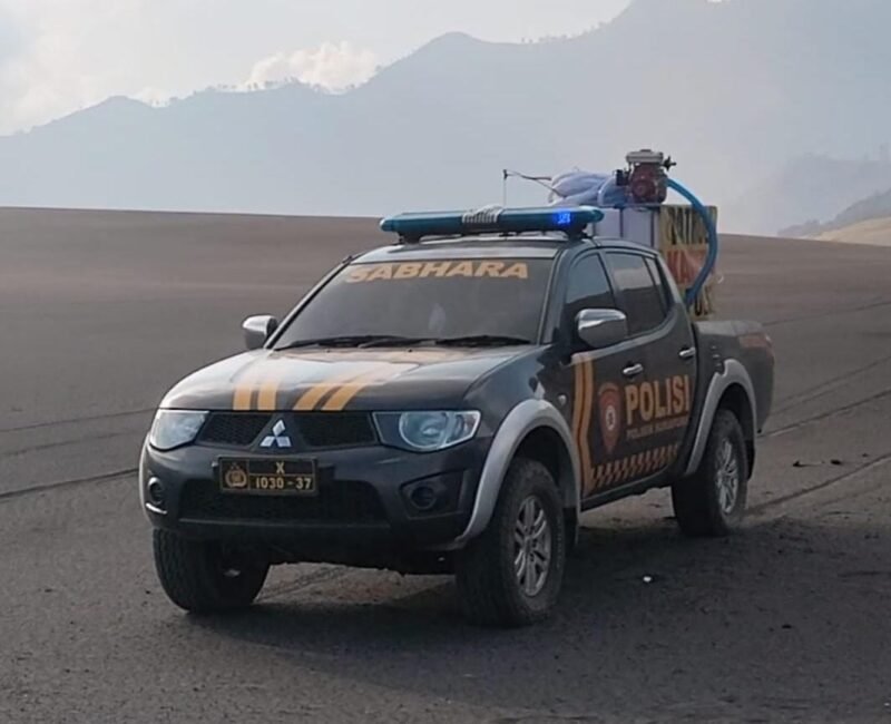 Personel Polsek Sukapura Polres Probolinggo melaksanakan patroli dan pemantauan di kawasan Lautan Pasir Gunung Bromo, Cemoro Lawang, untuk mencegah karhutla dan menjaga kamtibmas.