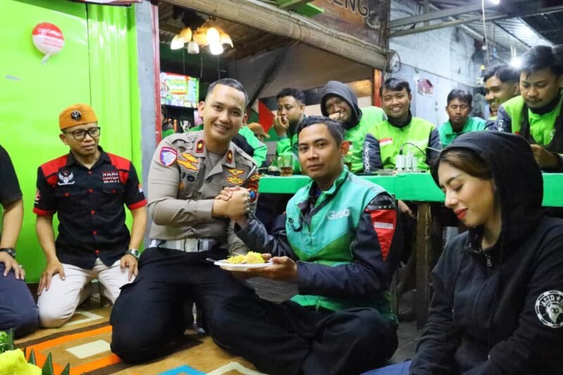 Kasatlantas Polresta Malang Kota Kompol Rio Angga Prasetyo bersama personel dan komunitas ojol dalam kegiatan doa bersama menyambut Hari Lalu Lintas Bhayangkara ke-71.