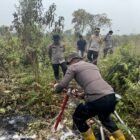 Personel Satbrimob Polda Jambi menggunakan cairan X-Fire dalam penanganan kebakaran hutan dan lahan di kawasan Taman Nasional Berbak, Tanjung Jabung Timur.