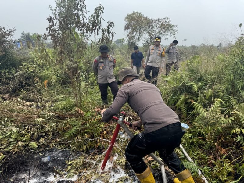 Personel Satbrimob Polda Jambi menggunakan cairan X-Fire dalam penanganan kebakaran hutan dan lahan di kawasan Taman Nasional Berbak, Tanjung Jabung Timur.