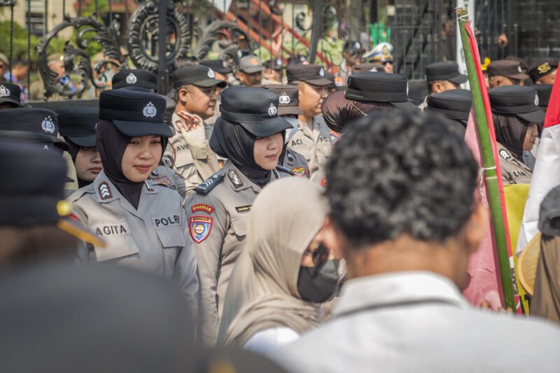 Polwan Polres Blitar Polda Jatim membagikan air minum kepada massa aksi dan membersihkan sampah bersama peserta setelah penyampaian aspirasi di depan Kantor Pemkab Blitar.