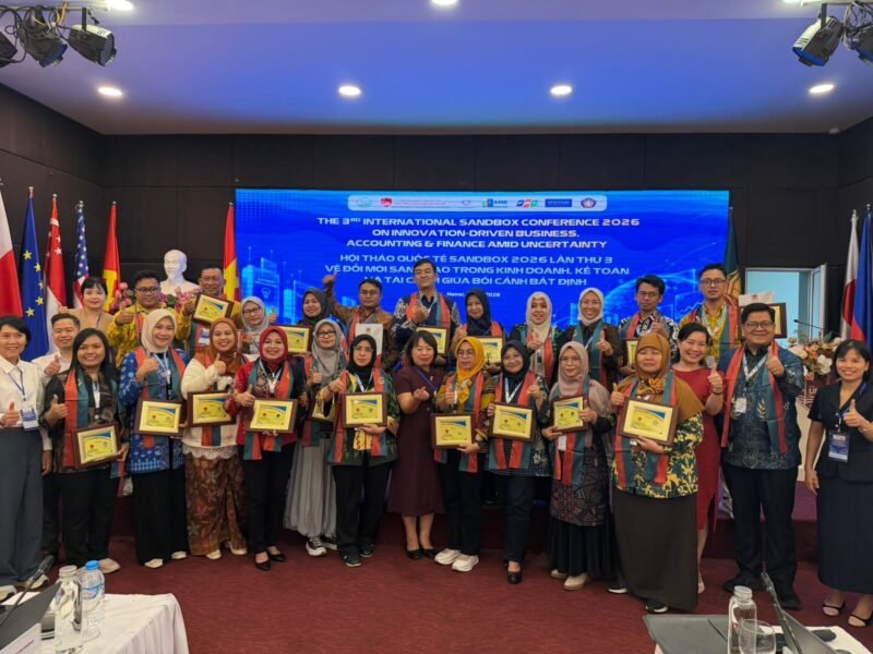 Delegasi FAME Indonesia bersama perwakilan 24 universitas Indonesia saat melakukan kunjungan dan penjajakan kerja sama akademik dengan VNU Hanoi, Vietnam.