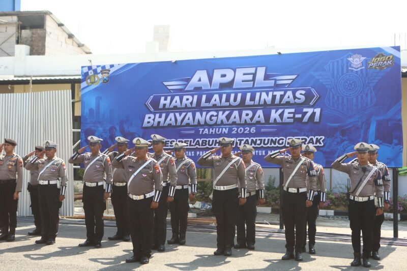 Kapolres Pelabuhan Tanjung Perak AKBP Irwan Kurniawan memimpin Apel Peringatan Hari Lalu Lintas Bhayangkara ke-71 di halaman Mapolres, Selasa (22/9/2026).