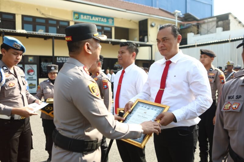 Kapolres Pelabuhan Tanjung Perak AKBP Irwan Kurniawan menyerahkan penghargaan kepada personel berprestasi atas dedikasi dan keberhasilan dalam pelaksanaan tugas kepolisian.