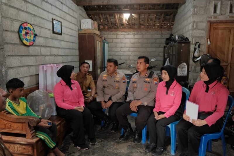 Polres Kediri Sambangi Marfel, Bocah Kelas 5 SD yang Berjuang Rawat Ibunya