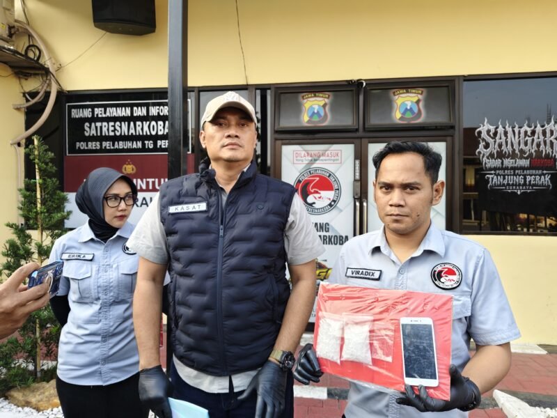 Tersangka GS diamankan Satresnarkoba Polres Pelabuhan Tanjung Perak bersama barang bukti 100,72 gram sabu.
