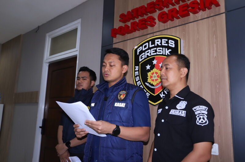 Petugas Polres Gresik mengamankan dua terduga pelaku curanmor beserta sepeda motor Honda Scoopy milik korban yang dicuri di Rest Area Wahas, Balongpanggang.