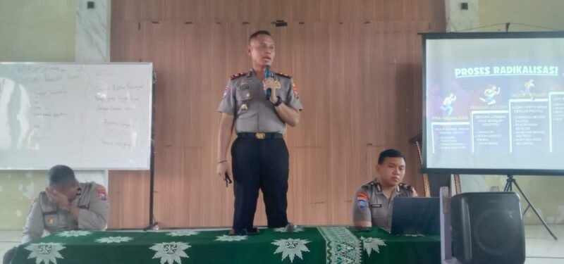 Polresta Sidoarjo memberikan sosialisasi kepada pelajar sebagai upaya meningkatkan kesadaran hukum dan mencegah kenakalan remaja serta radikalisme di lingkungan sekolah.