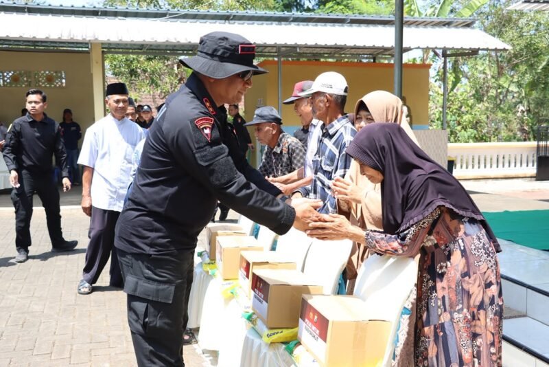 Kapolda Jatim Irjen Pol Nanang Avianto meresmikan fasilitas sumur bor Presisi di Dusun Krajan, Desa Sumbermanjingkulon, Kecamatan Pagak, Kabupaten Malang.