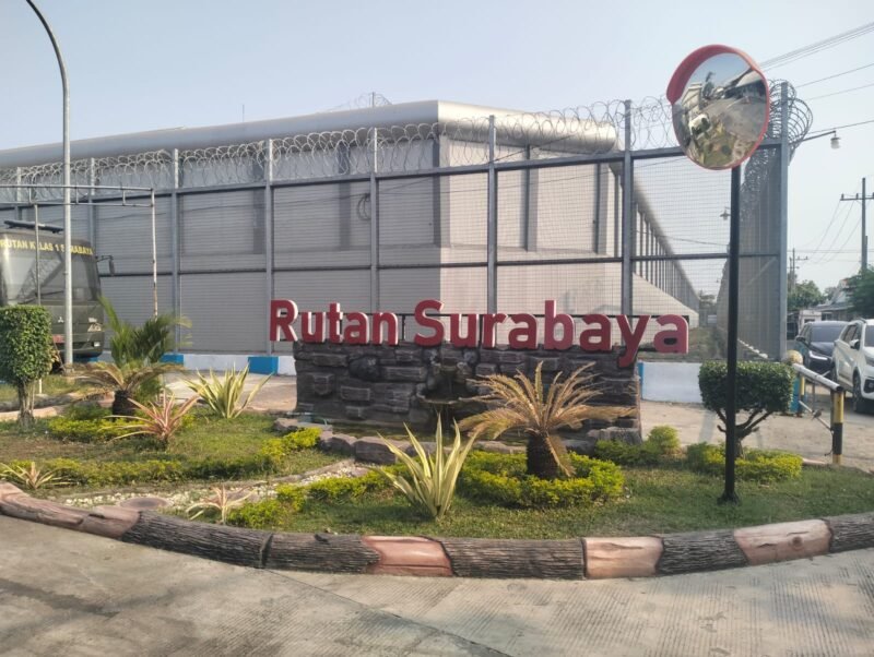 Pelayanan bantuan hukum dan penyuluhan bagi tahanan di Rutan Kelas I Surabaya atau Rutan Medaeng Waru tetap difasilitasi dengan memperhatikan prosedur keamanan dan tata tertib.