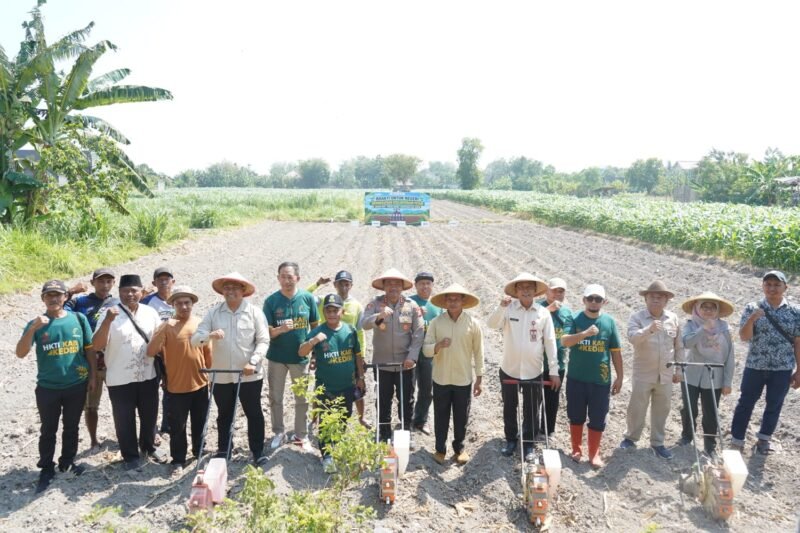 Kapolres Kediri AKBP Dr. Muh. Wahyudin Latif bersama petani dan unsur terkait saat mengikuti gerakan penanaman jagung di Dusun Genengan, Desa Sambiresik, Kecamatan Gampengrejo, Kediri, Kamis (24/9/2026).