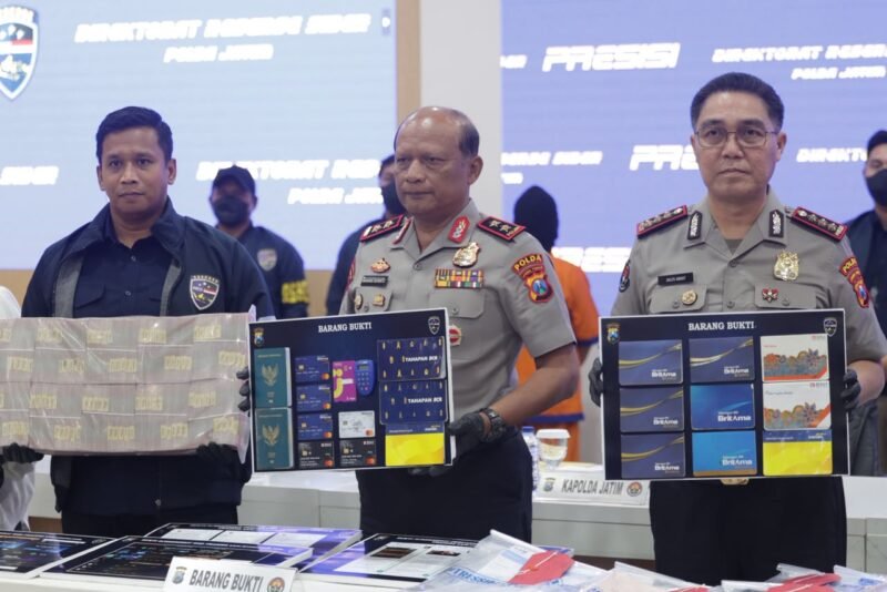 Polda Jatim mengungkap dugaan jaringan penipuan investasi saham dan kripto lintas negara serta memblokir 77 rekening dengan total dana Rp81,5 miliar.