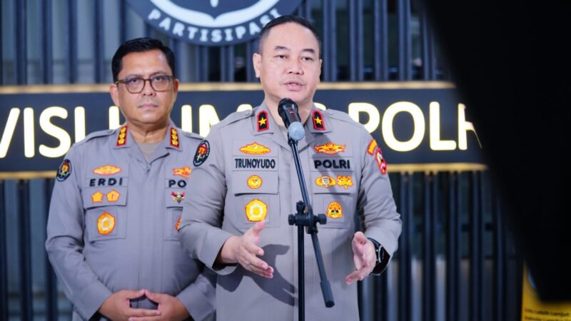 Karopenmas Divisi Humas Polri Brigjen Pol. Trunoyudo Wisnu Andiko menyampaikan perkembangan penanganan laporan dugaan penipuan investasi tambang yang melibatkan anggota Polri berinisial Kombes F.
