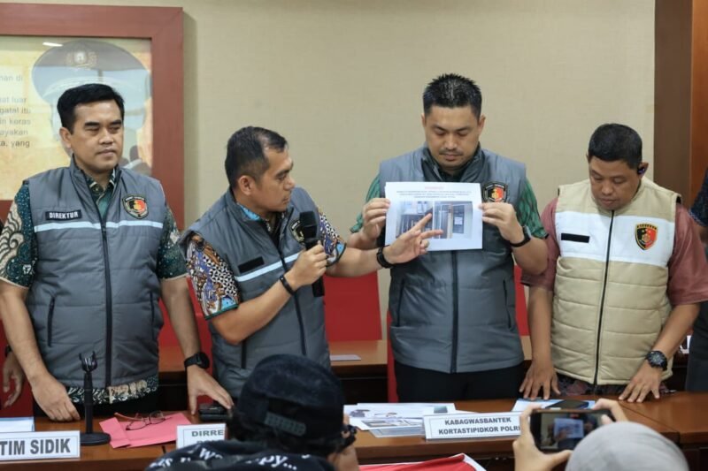 Direktur Tindak Kortastipidkor Polri Brigjen Pol. Roberthus Yohanes De Deo Tresna Eka Trimana saat menyampaikan penetapan Bupati Gowa HT sebagai tersangka dugaan tindak pidana korupsi dalam konferensi pers di Jakarta, Jumat (25/9/2026).