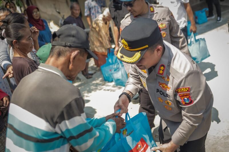Kapolres Blitar AKBP Ardhy Zul Hasbih Nasution membagikan bantuan air bersih dan sembako kepada warga Desa Kalisudo, Kecamatan Panggungrejo, Kabupaten Blitar, yang terdampak kekeringan.