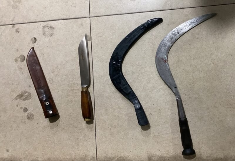 Dua terduga pelaku curanmor yang ditangkap Unit Reskrim Polsek Sukolilo Polrestabes Surabaya beserta barang bukti senjata tajam dan kendaraan hasil pencurian.