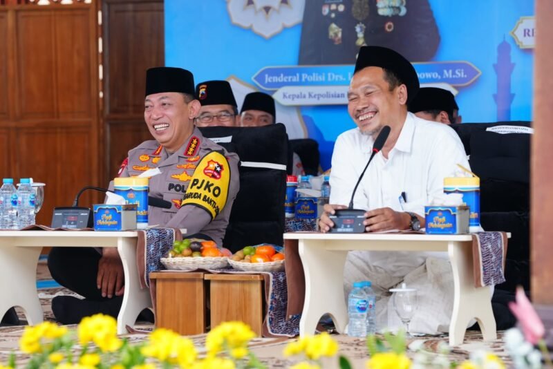 Kapolri Jenderal Polisi Listyo Sigit Prabowo bersama santri dan jajaran Polri mengikuti Ngaji Kebangsaan bersama Gus Baha di Pondok Pesantren Tahfidzul Qur’an LP3IA, Rembang, Jawa Tengah, Sabtu (26/9/2026).