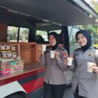 Personel Satbinmas Polres Gresik menggelar program Kopi Keliling sambil berdialog dengan warga untuk menyerap aspirasi dan menyampaikan pesan kamtibmas.