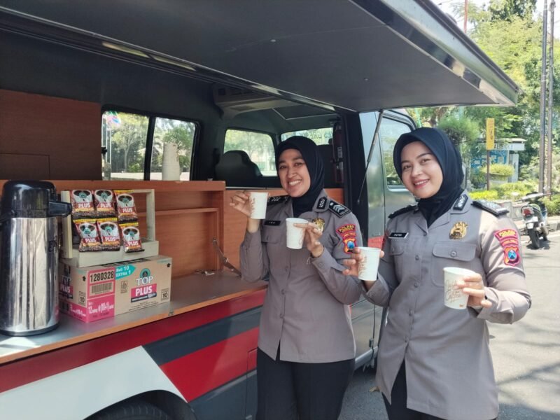 Personel Satbinmas Polres Gresik menggelar program Kopi Keliling sambil berdialog dengan warga untuk menyerap aspirasi dan menyampaikan pesan kamtibmas.