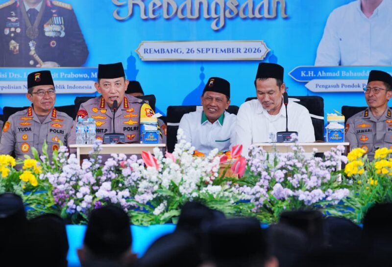 Kapolri Jenderal Polisi Listyo Sigit Prabowo menghadiri Ngaji Kebangsaan bersama KH Ahmad Bahauddin Nursalim atau Gus Baha di Rembang, Jawa Tengah.