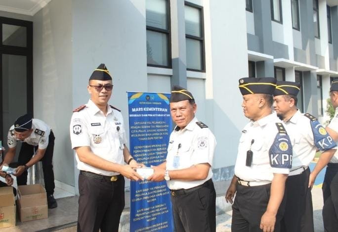 Jajaran Rutan Kelas I Surabaya mengikuti apel pagi sekaligus menerima suplemen dan vitamin untuk menjaga kebugaran serta mendukung kesiapan menjalankan tugas pelayanan pemasyarakatan, Senin (28/9/2026).
