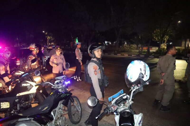Personel Polres Pelabuhan Tanjung Perak melaksanakan patroli cipta kondisi pada malam hingga dini hari untuk mengantisipasi gangster, tawuran, dan gangguan kamtibmas.