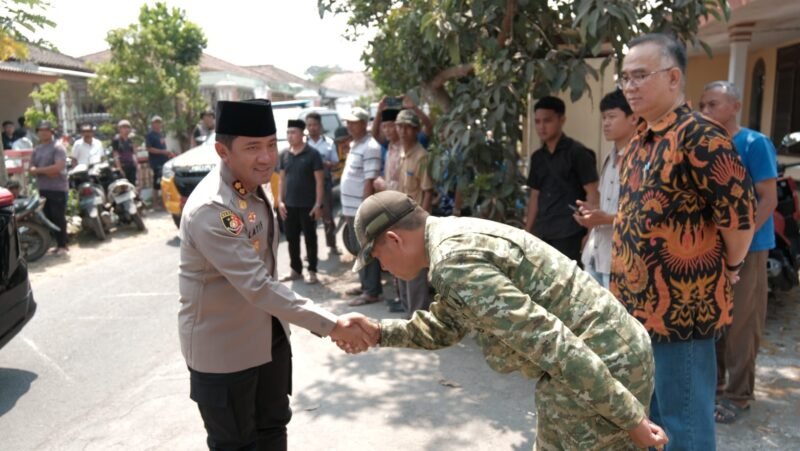 Kapolres Kediri AKBP Dr. Muh. Wahyudin Latif didampingi jajaran memberikan santunan tali asih kepada keluarga Aditya Firmansyah, korban meninggal dunia dalam tragedi KM Virgo Transport 8 di Desa Manggis, Kecamatan Puncu, Kabupaten Kediri.