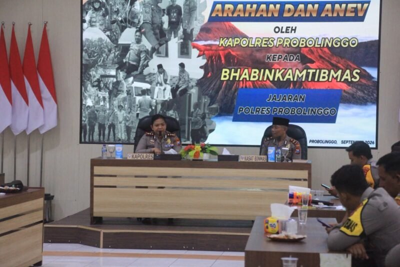 foto: Personel Bhabinkamtibmas Polres Probolinggo saat melaksanakan sambang dan berdialog dengan masyarakat sebagai upaya memperkuat komunikasi serta menjaga kamtibmas.