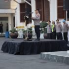Petugas Satlantas Polrestabes Surabaya melakukan penindakan terhadap pengendara yang melanggar aturan lalu lintas melalui penerapan kembali tilang manual di wilayah Kota Surabaya.