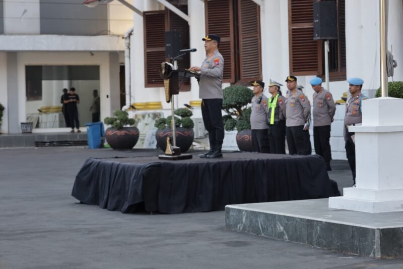 Petugas Satlantas Polrestabes Surabaya melakukan penindakan terhadap pengendara yang melanggar aturan lalu lintas melalui penerapan kembali tilang manual di wilayah Kota Surabaya.