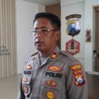 Petugas Satresnarkoba Polrestabes Surabaya mengamankan delapan orang dari sebuah kamar hotel terkait dugaan penggunaan narkoba.