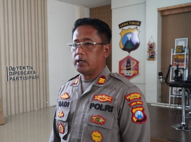 Petugas Satresnarkoba Polrestabes Surabaya mengamankan delapan orang dari sebuah kamar hotel terkait dugaan penggunaan narkoba.