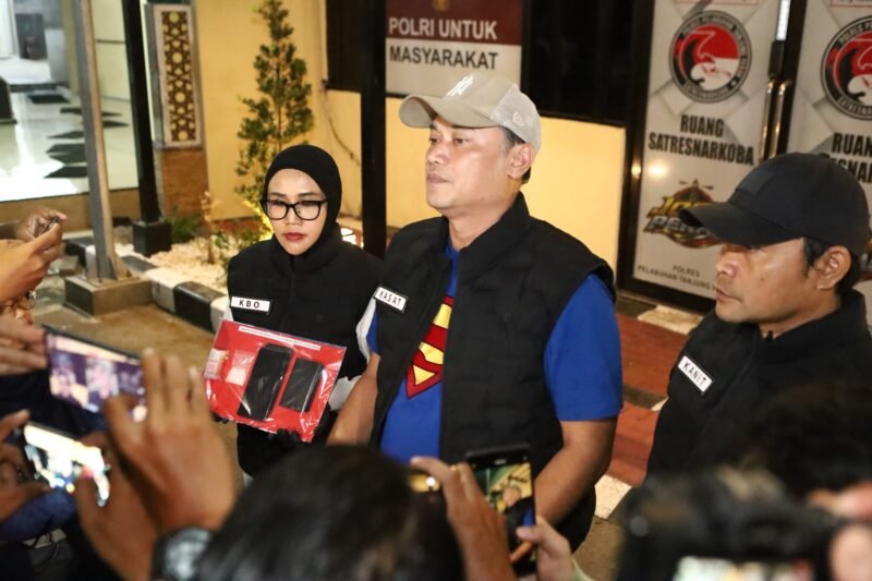 Petugas Satresnarkoba Polres Pelabuhan Tanjung Perak mengamankan barang bukti sabu seberat 8,483 gram dari tersangka D di kawasan Sawah Pulo, Surabaya.