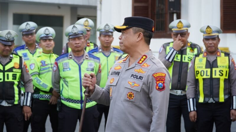 Kapolrestabes Surabaya Kombes Pol Luthfie Sulistiawan menegaskan pemberlakuan kembali tilang manual disertai pengawasan ketat untuk mencegah penyalahgunaan wewenang dan pungli.