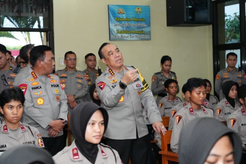 Wakapolri Komjen Pol. Dedi Prasetyo berdialog dengan siswa Sepolwan Lemdiklat Polri saat kunjungan di Jakarta Selatan, Rabu (30/9/2026).