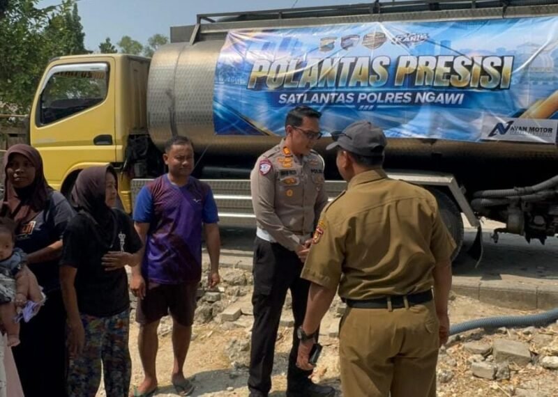 Personel Satlantas Polres Ngawi menyalurkan bantuan air bersih kepada warga Desa Gunungsari, Kecamatan Kasreman, di tengah kondisi kekeringan.