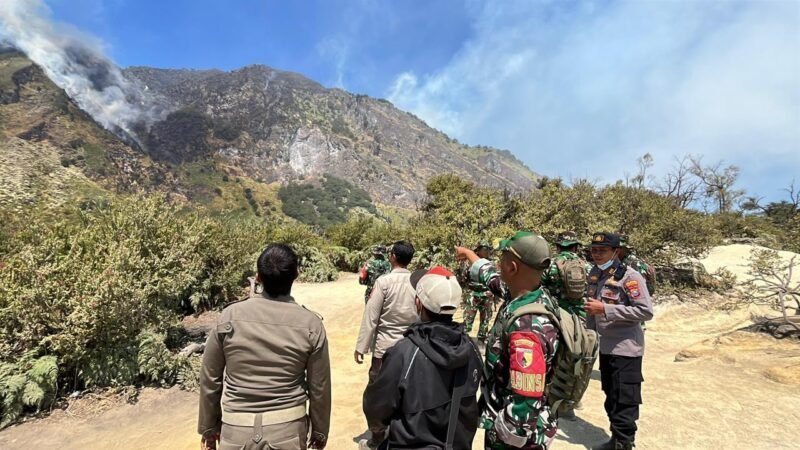 Petugas gabungan Polsek Licin Polresta Banyuwangi bersama unsur lintas sektoral melakukan pemantauan titik rawan pergerakan api menuju kawasan Gunung Rante.